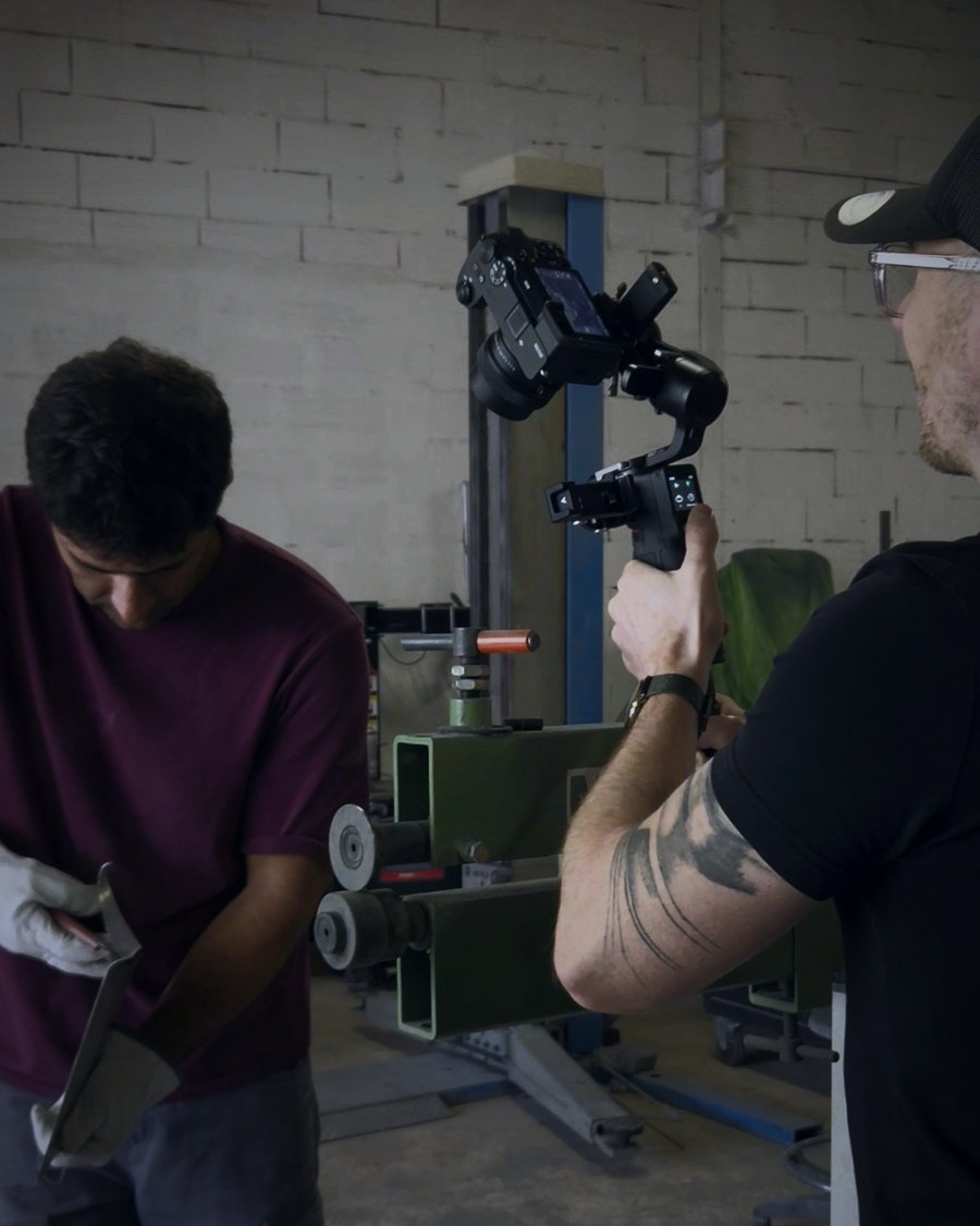 Jackson en tournage, caméra au stabilisateur — Jaxon Production